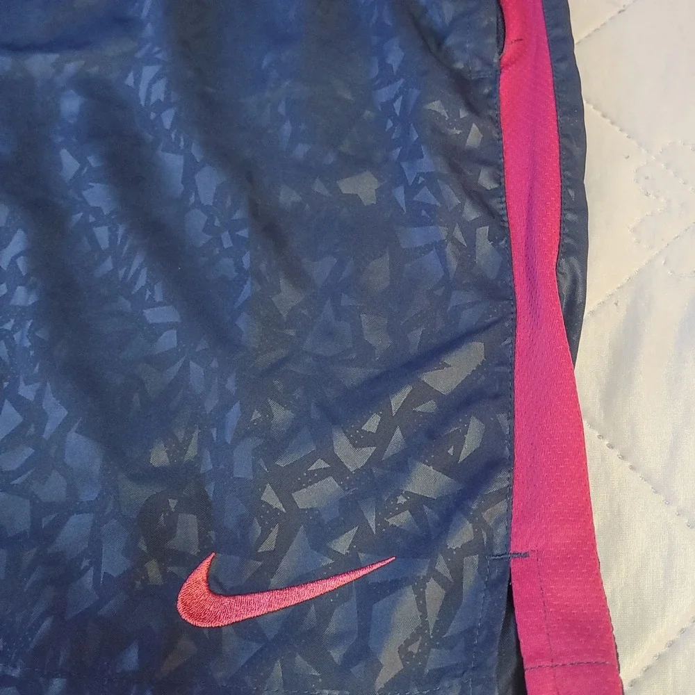 Nike Dri-FIT Women XXL Navy Geometric Shard Athletic Soccer Shorts Pink Stripe - Picture 4 of 9